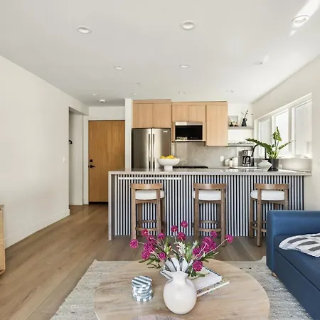 Ferienwohnung Tide House - Unit A - Modern Seaside 1Bd W Parking